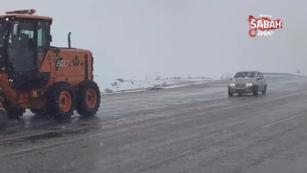 Van-Bahçesaray yolu kar yağışı nedeniyle ulaşıma kapatıldı | Video