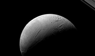 Satürn’ün uydusu Enceladus’taki ’kaplan sırtı deseni’ nin sırrı çözüldü