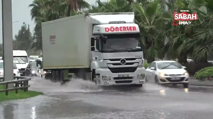Samsun’da sağanak yağış...Yollar göle döndü, sürücüler zor anlar yaşadı | Video