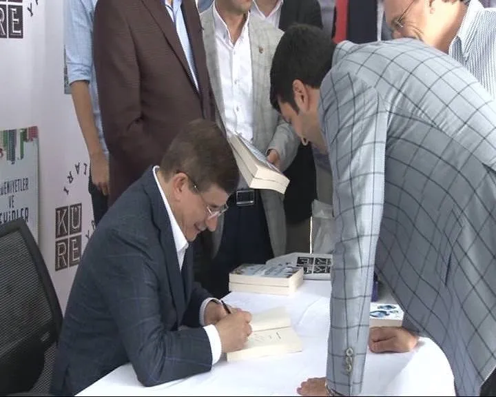 Ahmet Davutoğlu Beyazıt’ta kitabını imzaladı