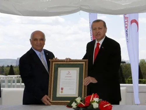 Cumhurbaşkanı Erdoğan’dan kan bağışı çadırına ziyaret