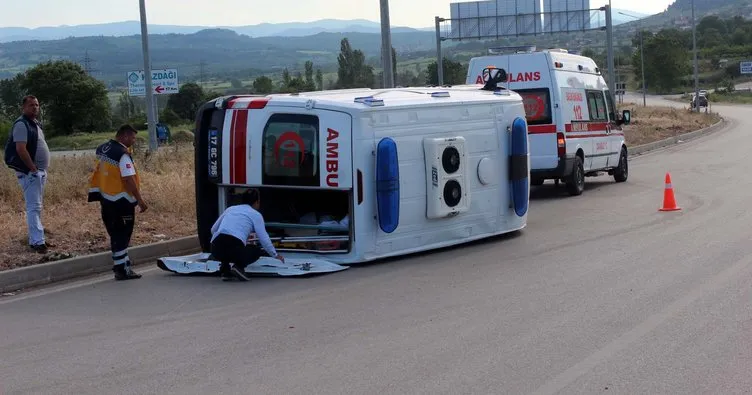 Çanakkale’ye hasta nakli yapan ambulans devrildi