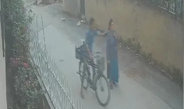 Altın kolyesini çalmak isteyen kapkaççıyı ağaç dalıyla dövdü #adana