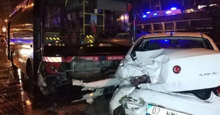 Samsun’da halk otobüsü park halindeki 3 araca çarpıp kaldırıma çıktı