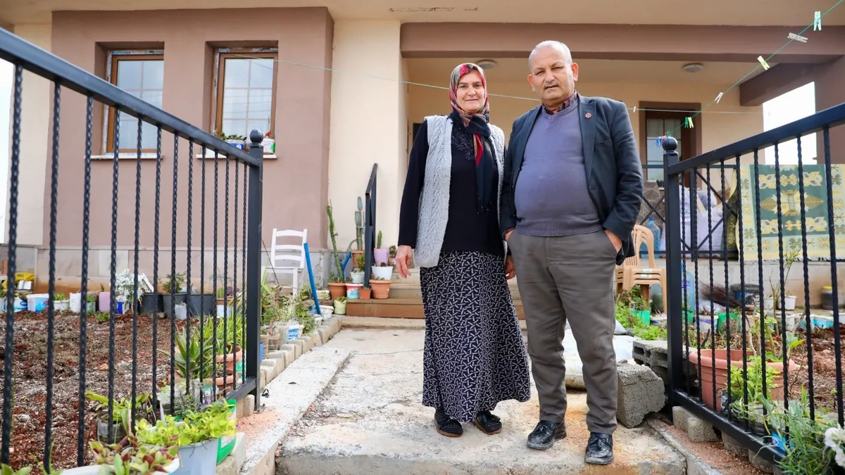 Asrın felaketinde en çok yara alan şehirlerden biriydi: Hatay’da köy evlerinde bayram mutluluğu Asrın felaketinde en çok yara alan şehirlerden biriydi: Hatay’da köy evlerinde bayram mutluluğu