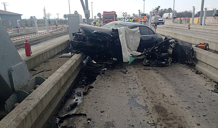 Lüks otomobil gişelere ok gibi saplandı! Karı, koca hayatını kaybetti: 5 günlük bebek ağır yaralı…