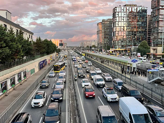 istanbulda-trafik-cilesi-suruyor-aksam-saatlerinde-yuzde-69a-ulasti-1790184736155.jpg
