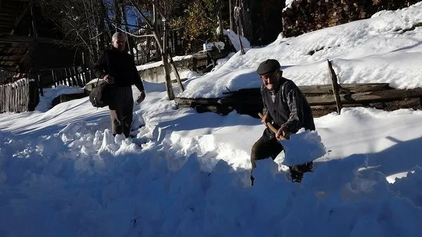 Ali Osman ve Fati Kara çifti kara kışa rağmen köylerini terk etmiyor