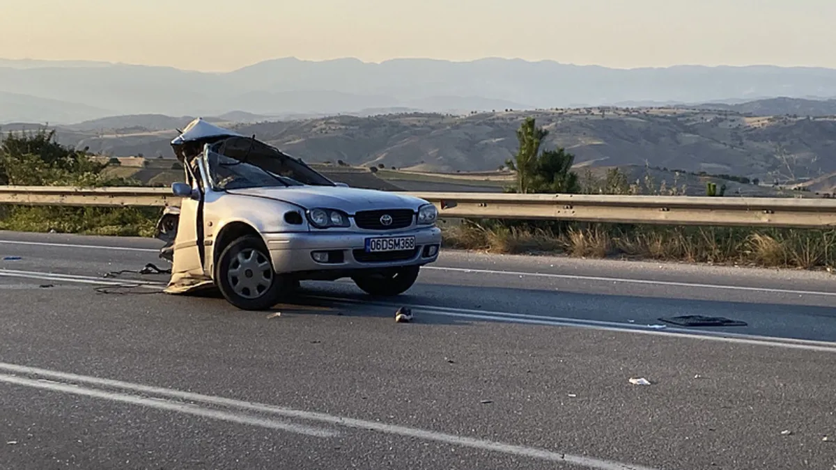 Çorum’da minibüsle çarpışan otomobil ikiye bölündü: 11 kişi yaralandı! Çorum’da minibüsle çarpışan otomobil ikiye bölündü: 11 kişi yaralandı!