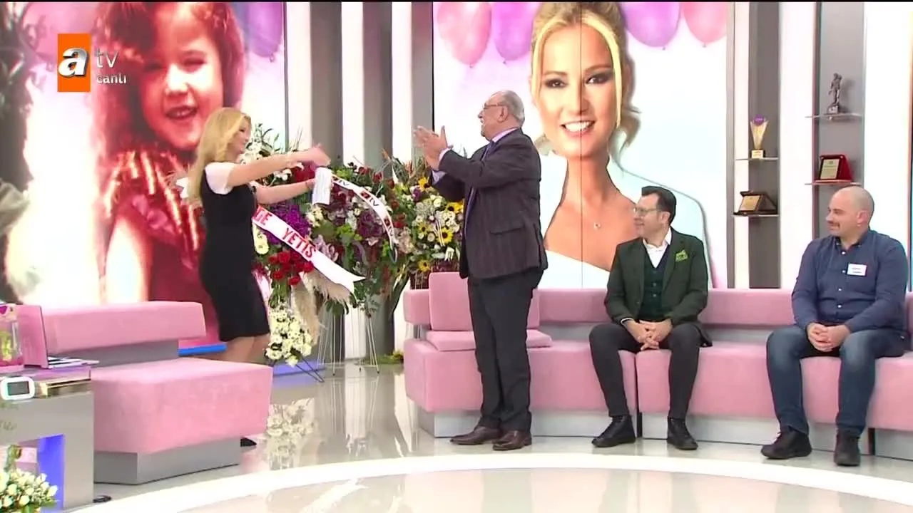 Muge Anli Ya Kizindan Dogum Gunu Hediyesi Videosunu Izle Sabah Tv