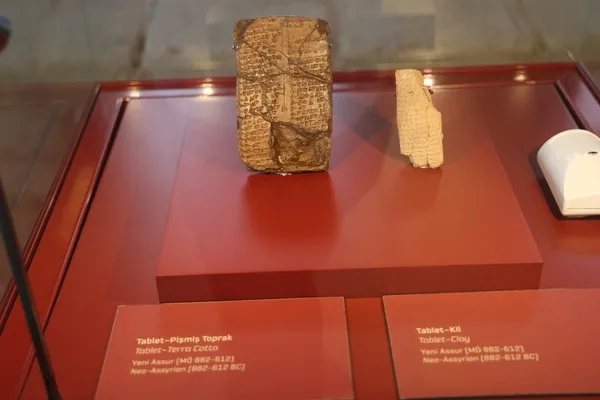 diyarbakir-muzesinde-sadece-kadin-isimlerinin-yazili-oldugu-2-bin-648-yillik-kil-tablet-dikkat-cekiyordiyarbak-1722928241108.jpg