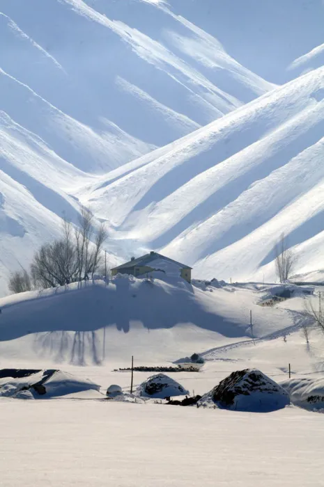 Yüksekova’dan kartpostallık kar manzaraları