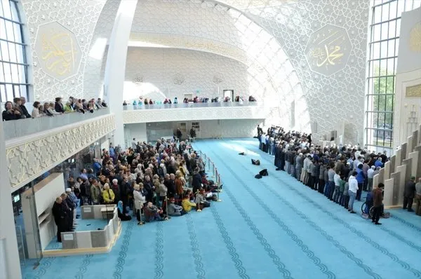 Köln Merkez Camii'ne Almanlardan yoğun ilgi