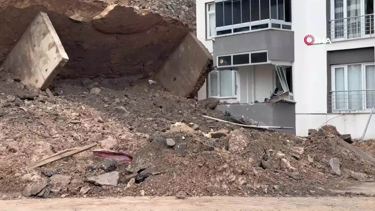 Tokat’ta istinat duvarı çöktü, park halindeki bir araç sürüklendi | Video videosunu izle Tokat’ta istinat duvarı çöktü, park halindeki bir araç sürüklendi | Video videosunu izle