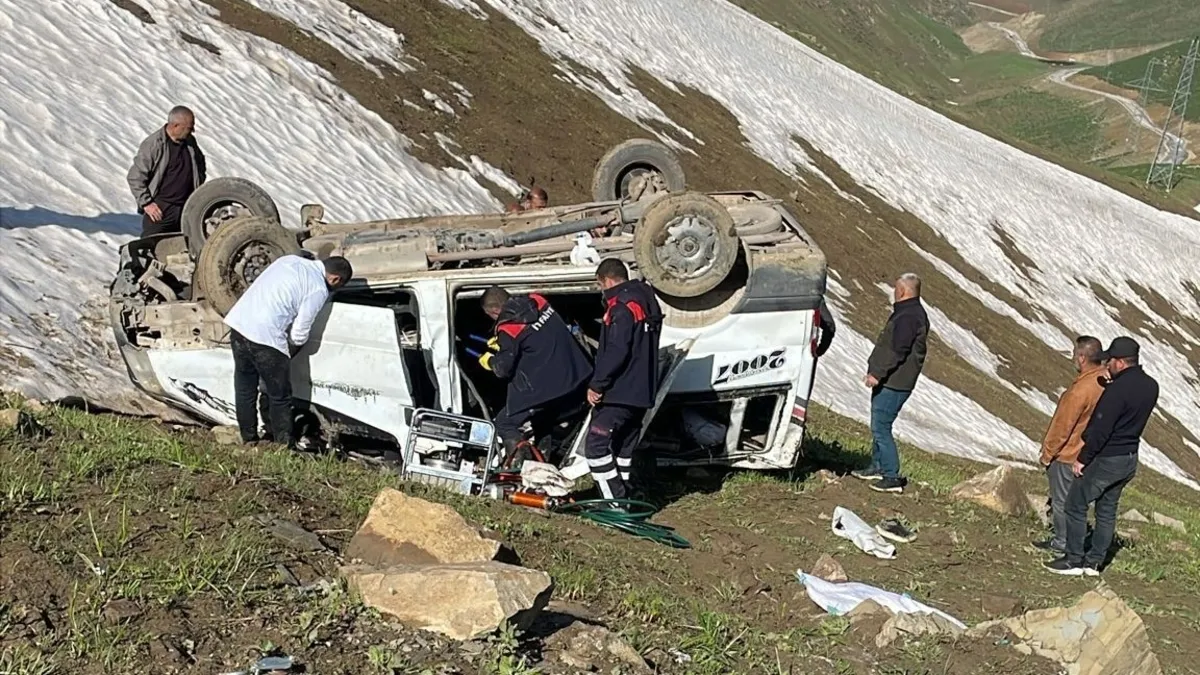 Pancarcıları taşıyan araç şarampole yuvarlandı: 1 ölü, 7 yaralı Pancarcıları taşıyan araç şarampole yuvarlandı: 1 ölü, 7 yaralı