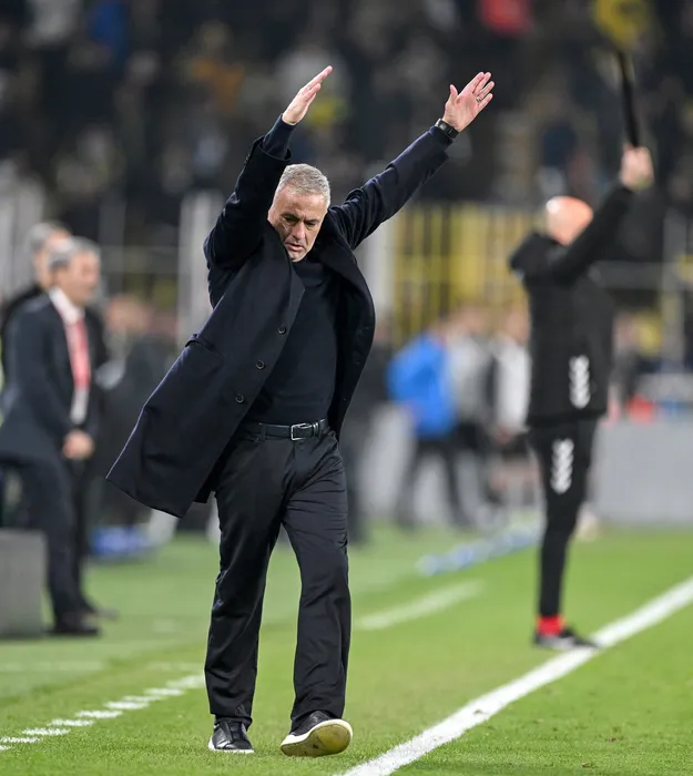 Son dakika haberleri: Fenerbahçe’de 6 futbolcu ile yollar ayrılıyor! Mourinho biletlerini kesti...