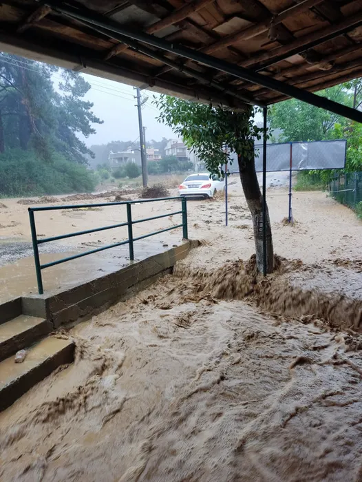 Edirne’de sel faciası! Uyarı yapıldı: Yola çıkmayın!