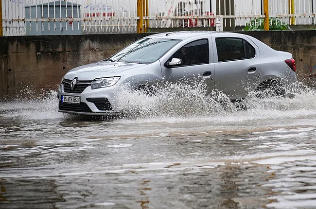 son-dakika-izmiri-saganak-yagis-vurdu-yollar-gole-dondu-ev-ve-dukkanlari-su-basti-meteorolojiden-yeni-uyari-1770901743642.jpeg