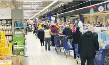 Bazı marketlerde yoğunluk oluştu