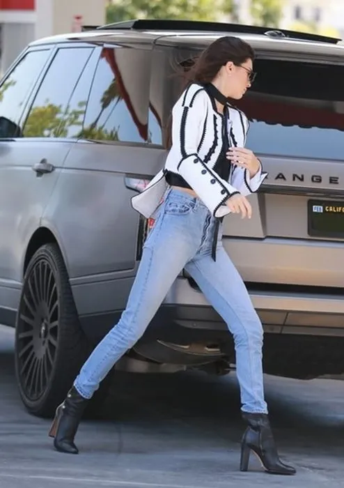 Kendall Jenner lüks otomobiliyle yolda kaldı