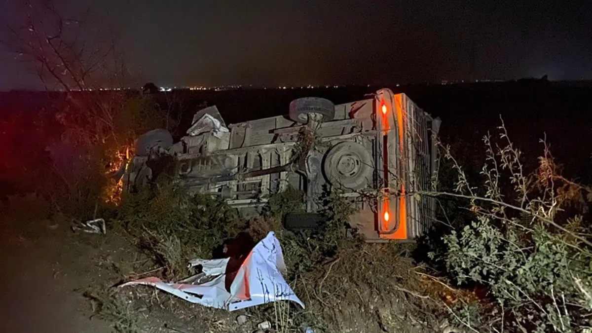 Adana'da kamyonetle otomobil çarpıştı: Aynı aileden 3 kişi yaralandı