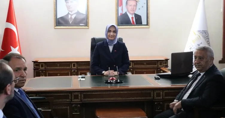 Türkiye’nin ilk başörtülü valisi göreve başladı