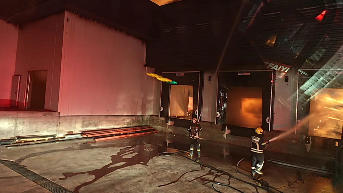 Osmaniye’de piliç kesimhanesinde korkutan yangın! Alevler kontrol altına alındı Osmaniye’de piliç kesimhanesinde korkutan yangın! Alevler kontrol altına alındı