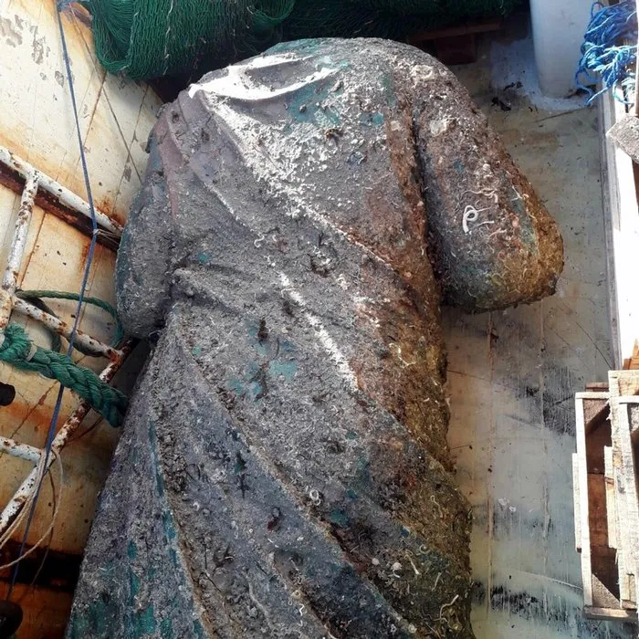 Son dakika haberi! Ağı çeken balıkçılar gözlerine inanamadı! Denizden tam 300 kilo ağırlığında heykel çıktı...