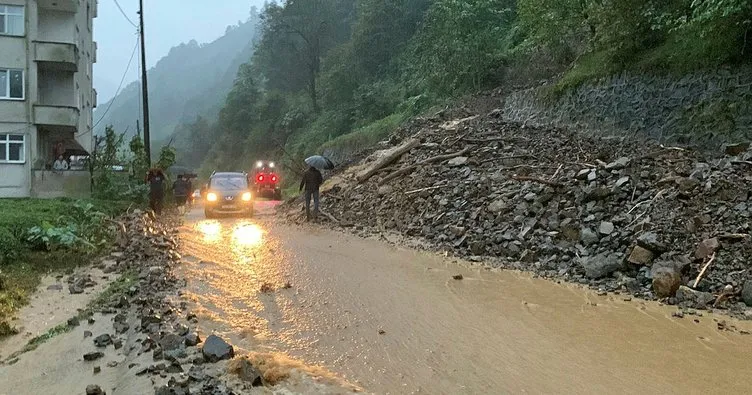 Rize’de heyelan nedeniyle 8 köy yolu ulaşıma kapandı