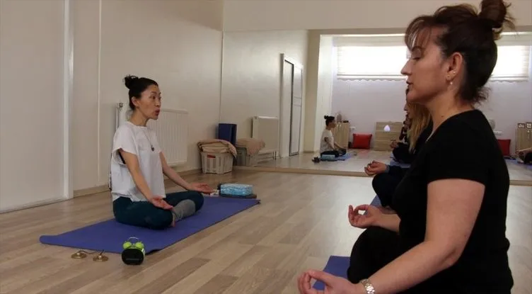 Japon gelin Elazığlı kadınlara yoga eğitimi veriyor