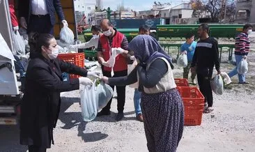Elbistan Belediyesi, seyyar satıcıdan satın aldığı ürünleri vatandaşa ücretsiz dağıttı