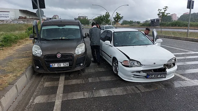 samsunda-hafif-ticari-arac-otomobile-yandan-carpti-3-yarali-1751210506963.jpeg