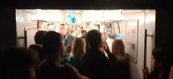 kadikoy-sabiha-gokcen-havalimani-metrosunda-ariza-duraklarda-yogunluk-vatandaslar-isyan-etti-1703188453210.jpg