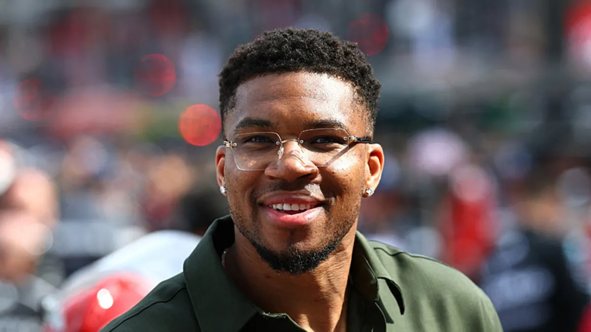 Giannis Antetokounmpo'nun Miami Heat forması giydiği bir görsel.