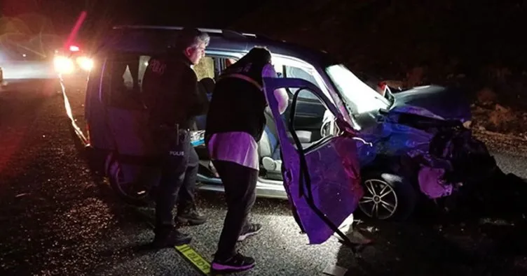 Sivas’ta korkunç kaza! Hafif ticari araç ile otomobil çarpıştı: 2 ölü, 3 yaralı
