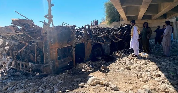 Pakistan’da yolcu otobüsü çukura düştü: 17 ölü