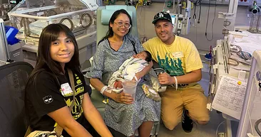 Tıp dünyası bu doğumu konuşuyor! Annesinin rahminde büyümemiş! Bakın 9 ay boyunca nereye tutunmuş...