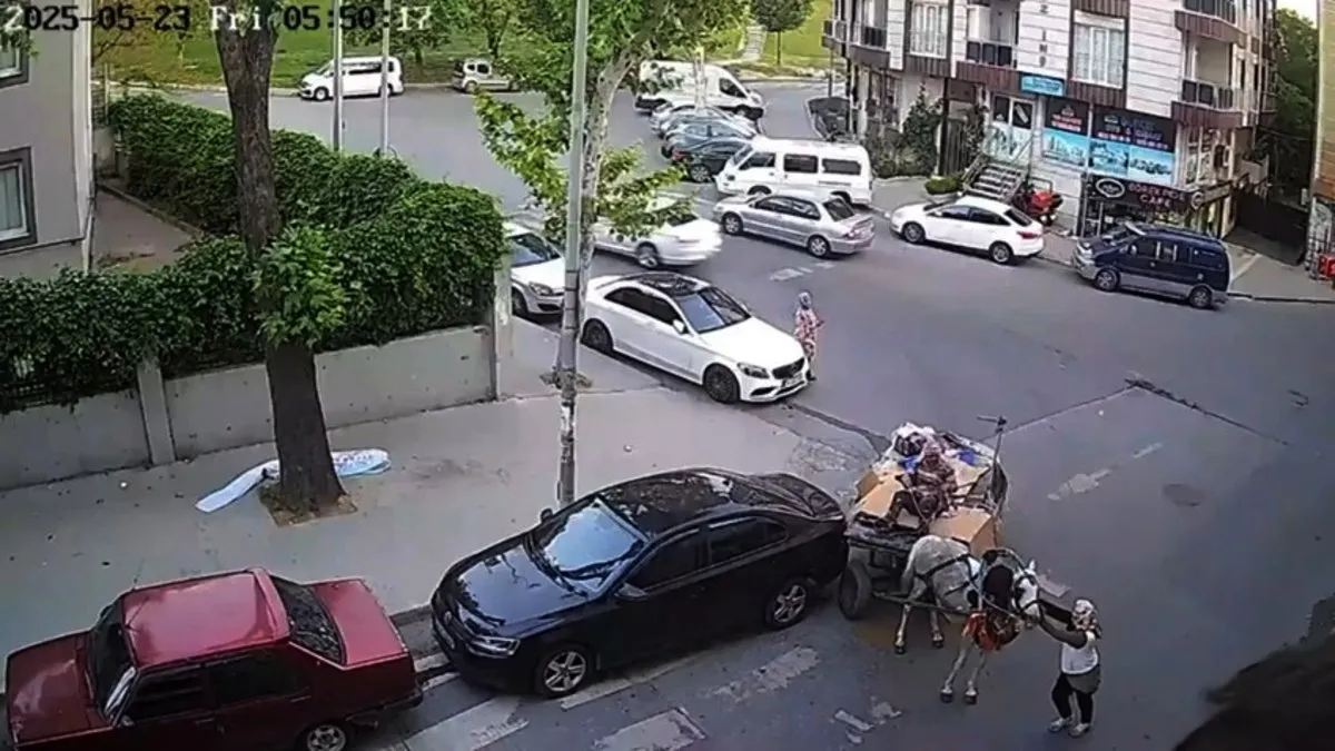 İstanbul Esenyurt'ta ilginç kaza: At arabası ile otomobil çarpıştı!