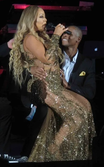 Mariah Carey, uzun transparan elbisesiyle dikkat çekti!