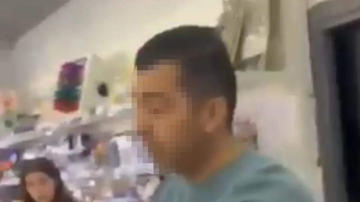 Kırtasiyeye müşteri gibi girip kızların fotoğraflarını çekti! O anlar cep telefonu kamerasında Kırtasiyeye müşteri gibi girip kızların fotoğraflarını çekti! O anlar cep telefonu kamerasında