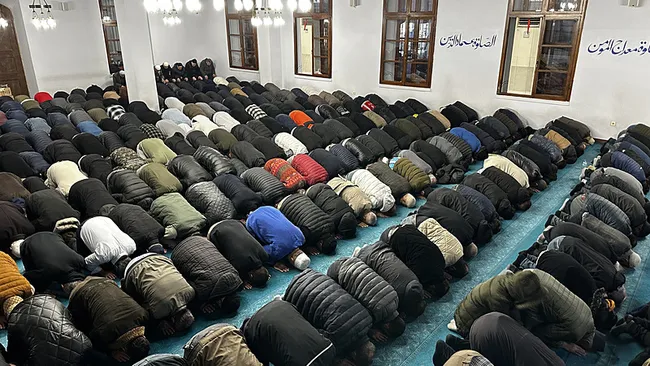 kadir-gecesinde-camiler-dolup-tasti-eller-semaya-yukseldi-1773687503552.jpeg (800×450)