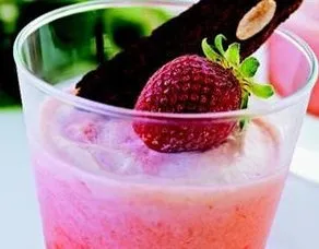 Çilekli ve Vanilyalı Semifreddo