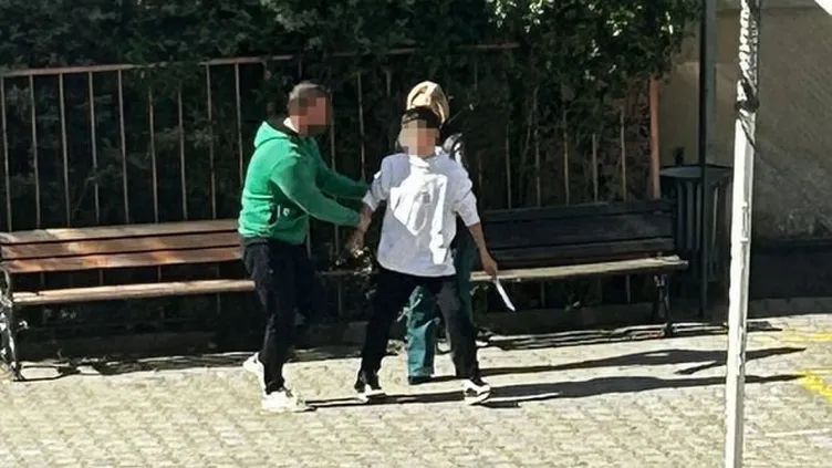 İstanbul’da öğrenci dehşeti: Okulu bıçakla bastı müdür yardımcısını tehdit etti!