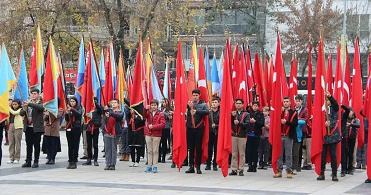 Düzce’de Öğretmenler Atatürk Anıtına Çelenk koydu