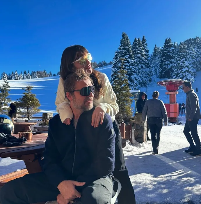 Hülya Koçyiğit’in torunu Neslişah Alkoçlar’ın eşi Engin Altan Düzyatan fit haliyle yıllara meydan okuyor! ’Sonsuza kadar idol’