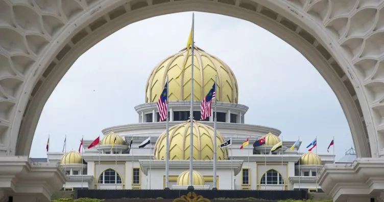 Malezya kralı resmen tahta çıktı
