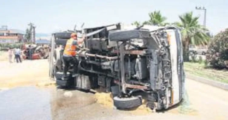 Kamyonetle traktör çarpıştı