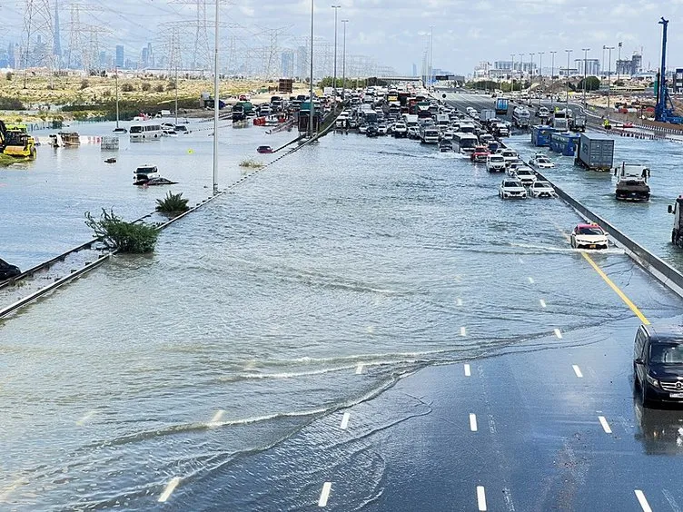 Dubai sular altında! Yüzyılın en büyük yağışı: Uçaklar gözden kayboldu