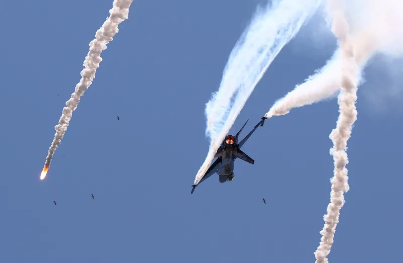 SOLOTÜRK'ten inanılması güç Kobra Hareketi! F-16 ile en düşük irtifada en düşük hızla şahlanış! Dünyada bir ilk...