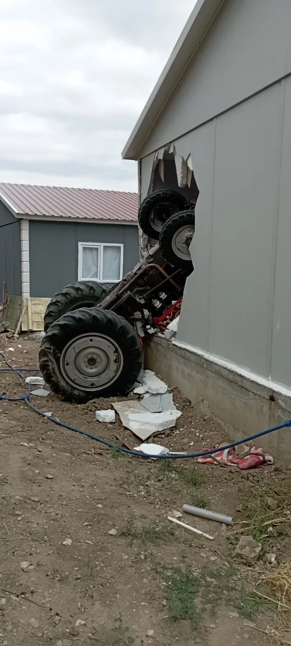 freni-bosalan-traktor-eve-carpti-odadaki-cocuk-yaralandi-1787657768923.jpg